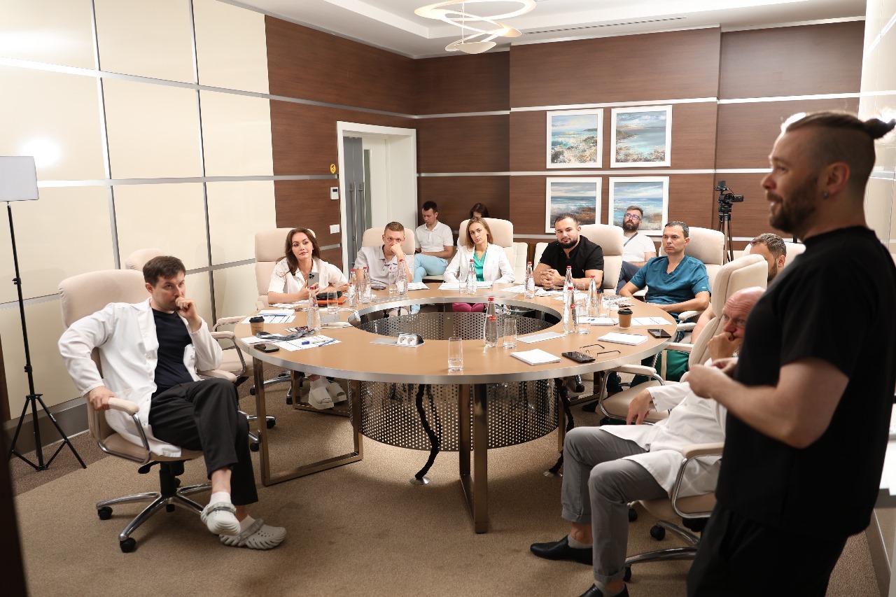 На базе клиники «ЛАНЦЕТЪ» в г. Геленджик состоялся мастер-класс по эстетической хирургии лица «Методы бивекторального лифтинга и Deep Plane» 