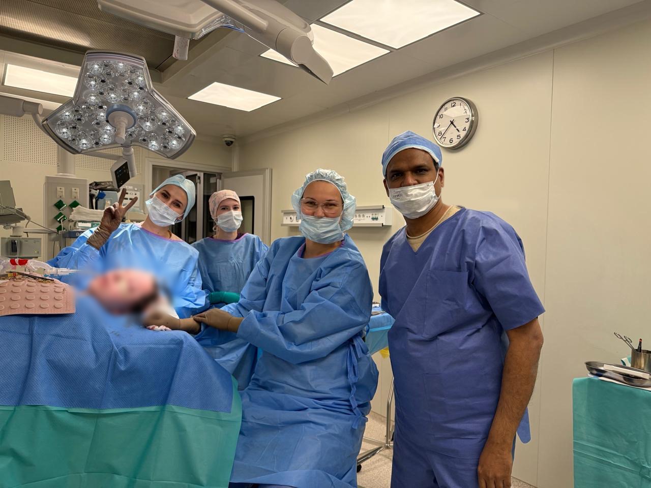 В ИПХиК прошел курс индивидуальной подготовки для хирурга из Индии