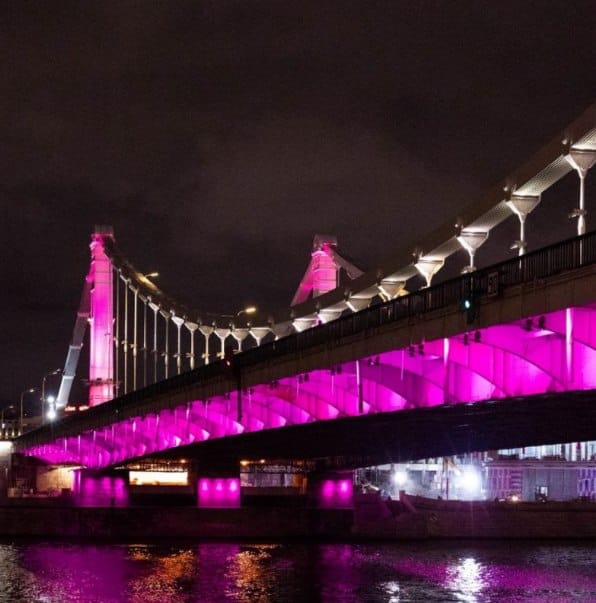 Москва засветилась розовым в поддержку женщин, столкнувшихся с раком молочной железы